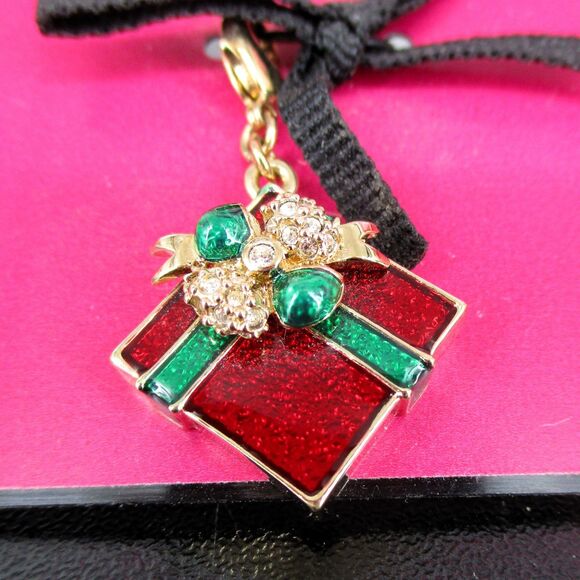 Lot of 4 Nordstrom Christmas Enamel Charms Sleigh Wrapped Gifts Wreath Gold Tone - Picture 7 of 11